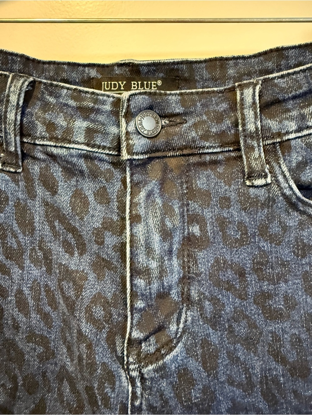 Judy Blue Women’s Blue Leopard Print Mod-Ruse Fray Hem Shorts - Size Medium - Picture 3 of 8